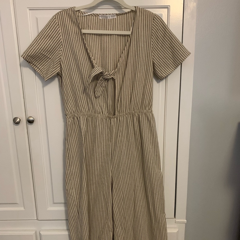 Linen capri romper with key hole detailing